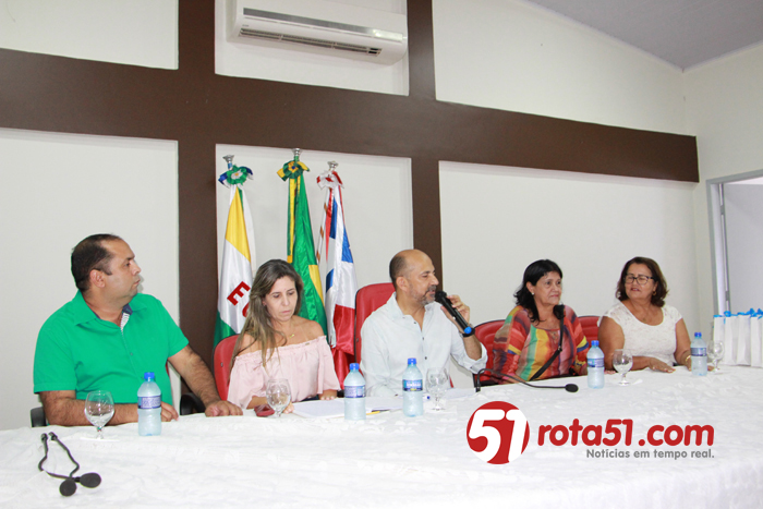 Na posse de diretores escolares, prefeito Robério anuncia aumento de até 100%.