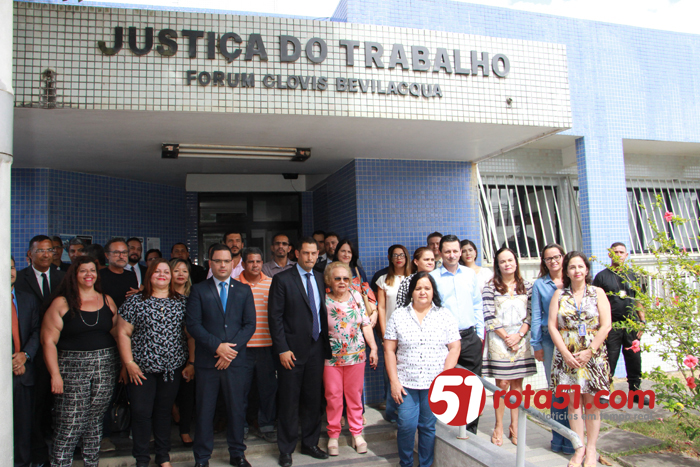 OAB’s do Brasil inteiro fizeram hoje protesto contra o fim da Justiça do trabalho.