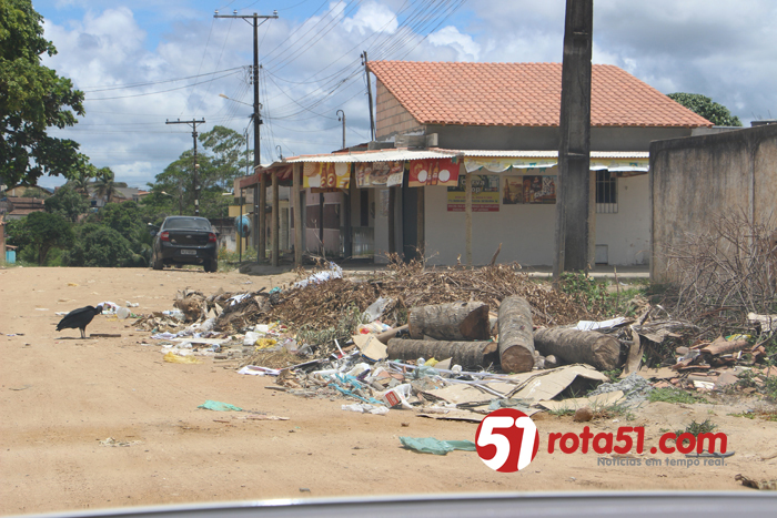 Bairro Santa Lúcia, tem lixo acumulado em várias ruas e, a vários dias.