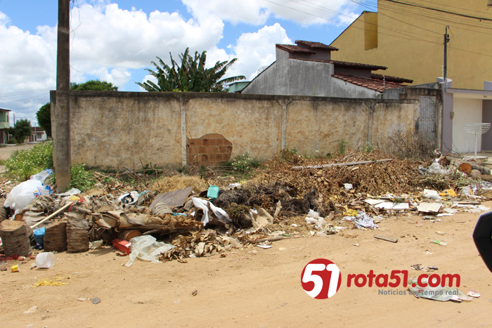 Lixo se acumula pela cidade, é hora dos responsáveis começarem a recolher seu próprio lixo.