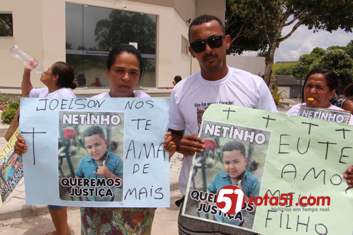 Pais de menino morto em tiroteio, fazem passeata e pedem justiça.