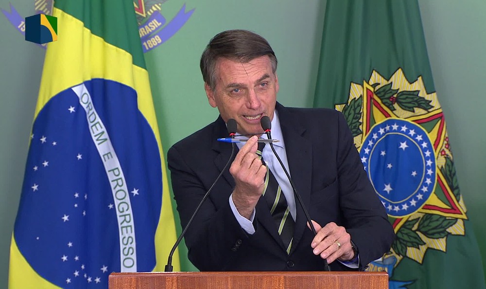 Bolsonaro assina decreto que facilita posse de armas