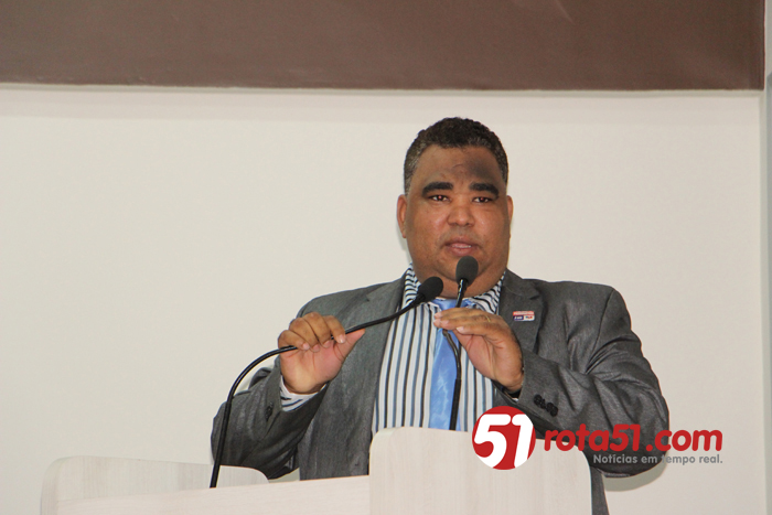 Vereador Jota Batista discursa em favor dos professores e denuncia licitação do transporte escolar.