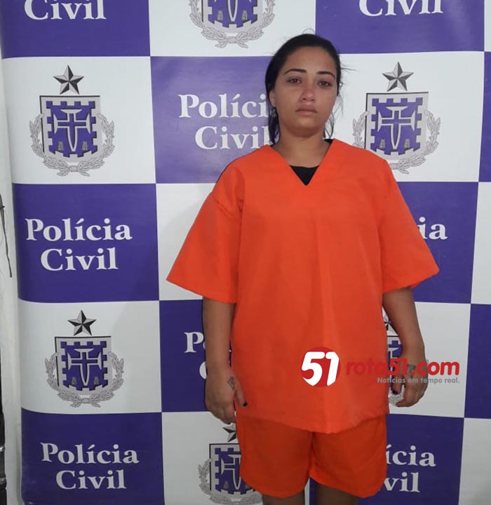 EUNÁPOLIS: POLÍCIA CIVIL prende mulher que tentou dispensar revólver por basculante do banheiro.