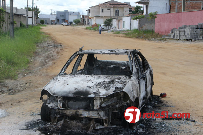 Carro pega fogo no Dinah Borges.