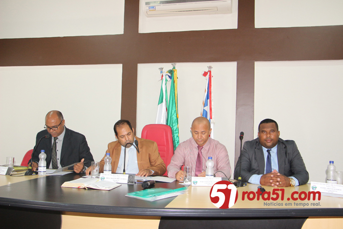 Na votação de projetos e indicações, vereadores decepcionam cantores regionais.