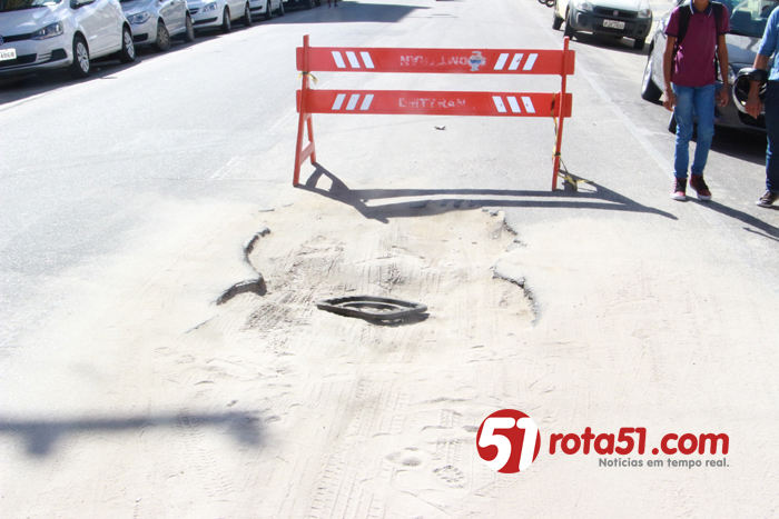 Buraco em plena av Porto Seguro atrapalha o trânsito, não é querer ser chato, é só pra mostrar o erro que ninguém quer ver.