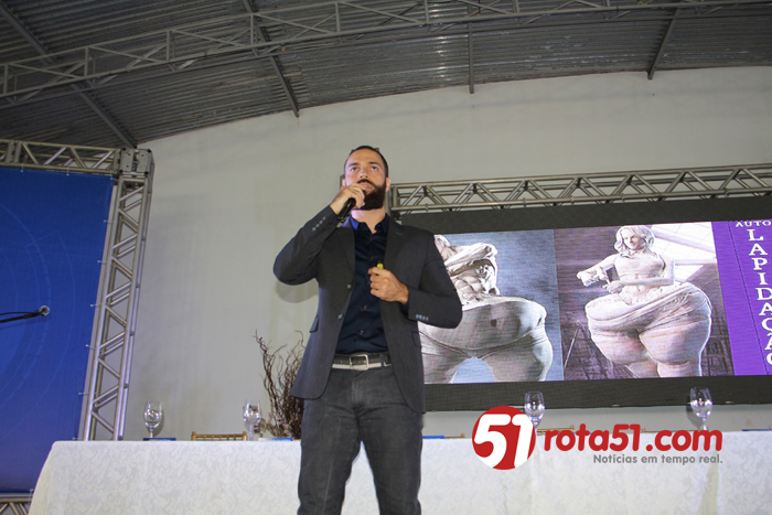 Junior Marabá, faz palestra para jovens no evento de Neto Carletto.