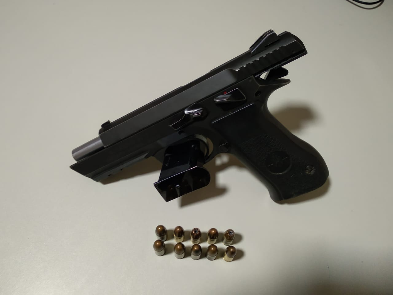 EUNÁPOLIS. POLÍCIA CIVIL apreende pistola 9mm nas mãos de adolescente e evita homicídio.