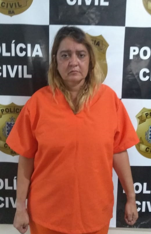 EUNAPOLIS. Polícia civil prende mulher que portava distintivo e se passava por policial civil.