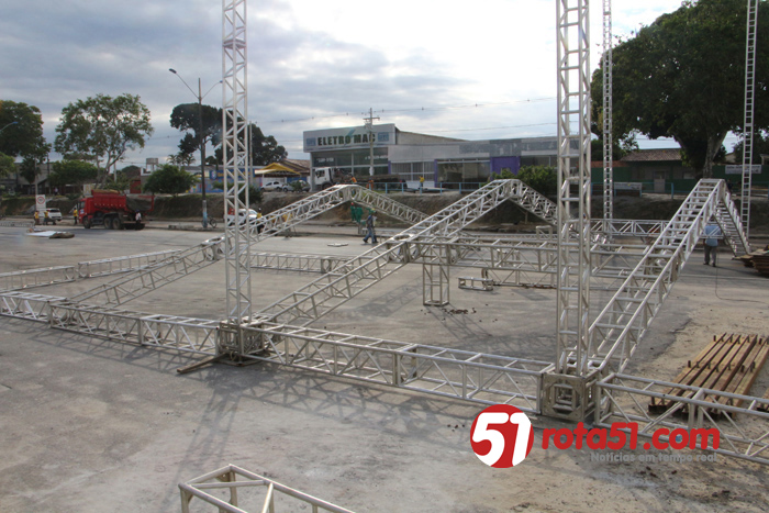 Prefeitura corta árvore pra fazer festa, e o meio ambiente, cruza os braços.