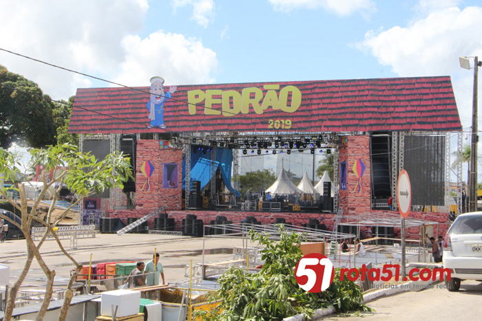 Deputado Elmar Nascimento participa da 1ª noite do Pedrão 2019, falando em fazer festa.