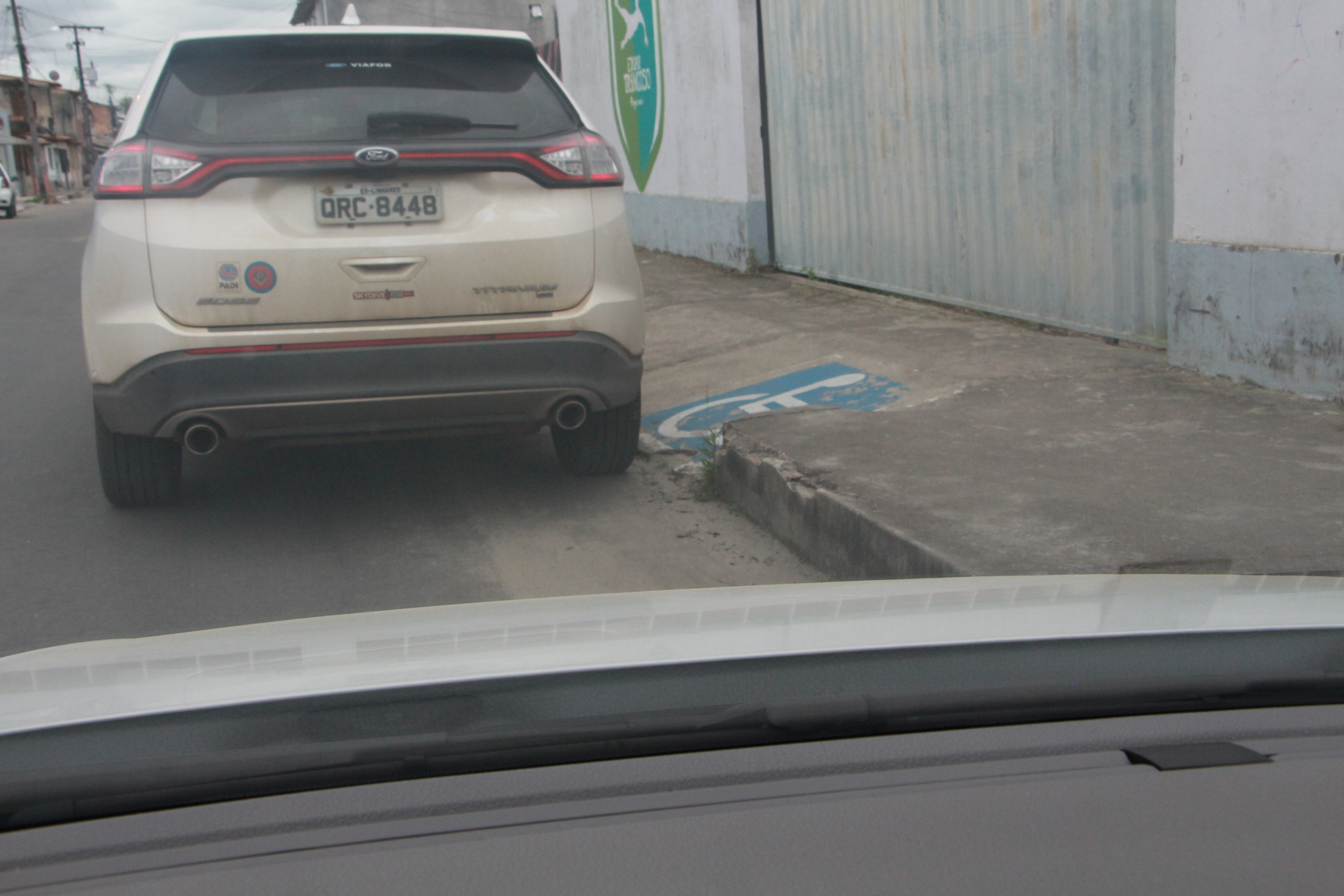 Falta de respeito às leis de trânsito, cada um quer fazer a sua própria lei.