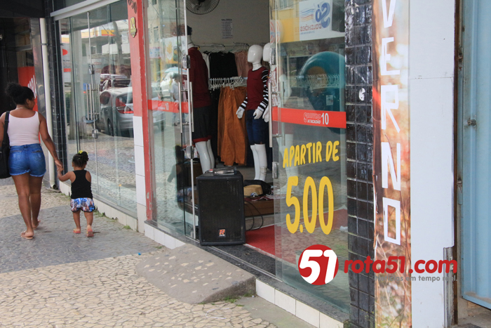 A apreensão dos equipamentos de som das portas de lojas, não foi a prefeitura, foi a lei 3.688/41.