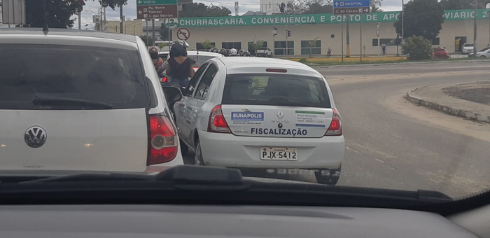 Internauta denuncia: “carro da prefeitura faz ultrapassagem perigosa entre as BR’s 367 e 101”.