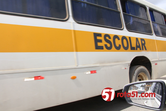 Ônibus do transporte escolar perde freio de ré, e o estrago foi certo.