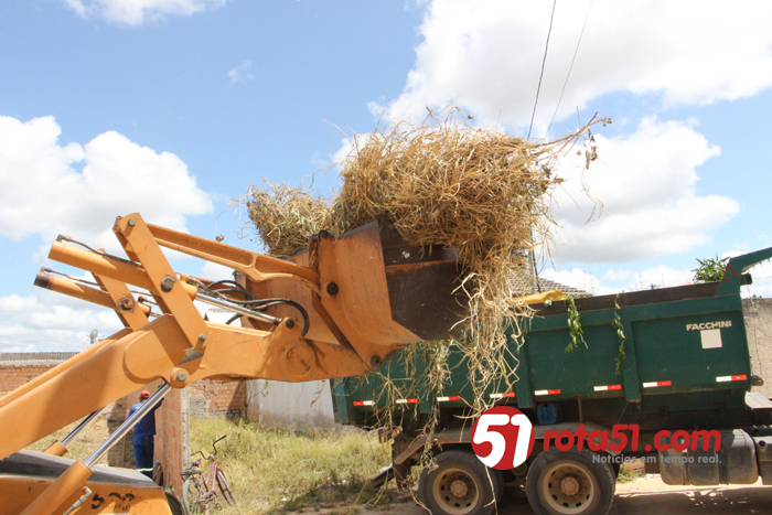 Infra estrutura, recolhe lixo e entulho no bairro Dinah Borges.