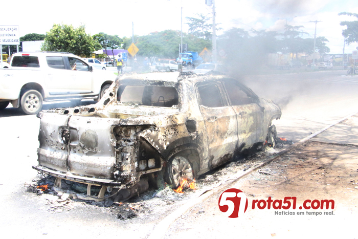 Fiat Toro, pega fogo em frente ao Dnit.