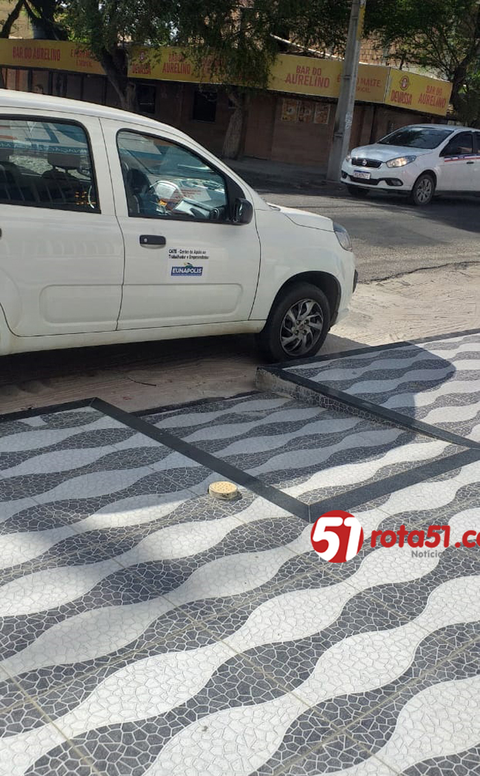 Carro da prefeitura dá mau exemplo, estaciona em frente a via de acesso de deficiente.