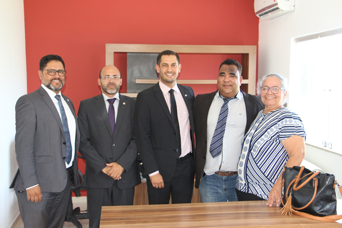 Dr. Jota Batista, recebe em seu novo escritório advogados, e dentre eles, o presidente da OAB Eunápolis.