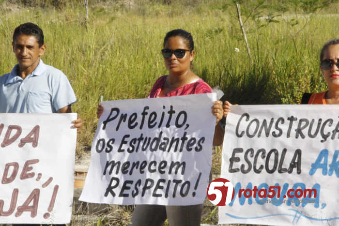 Pais se revoltam, e protestam na porta de escola, um forno sem merenda.