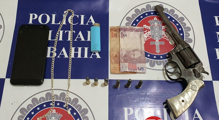 Denúncias levam a polícia apreender drogas e arma.