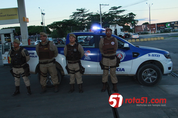 Policiais Militares fazem blitz educativa, mas ao mesmo tempo coibindo a violência.