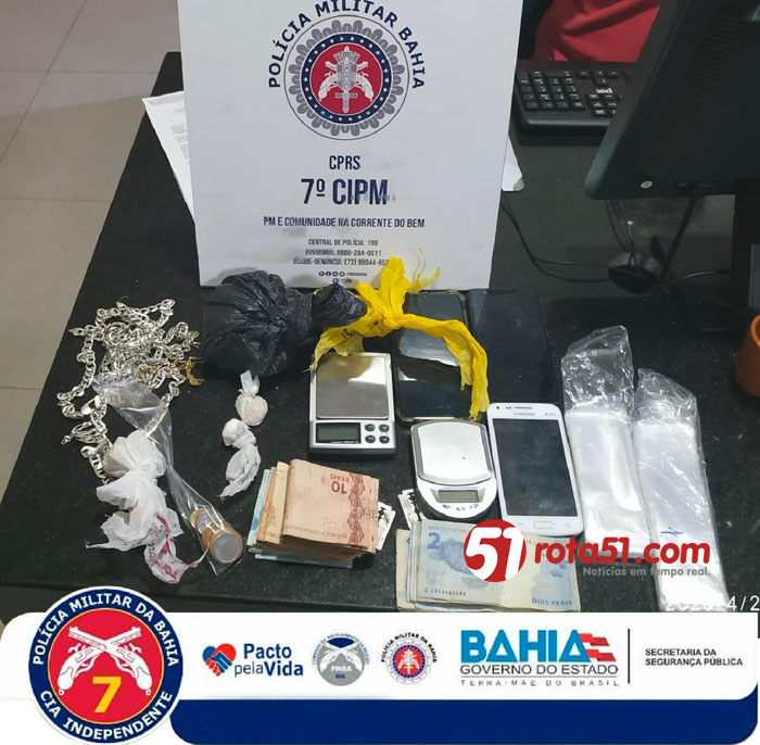 PM aborda grupo de pessoas, prende todo mundo e um mundo de drogas.