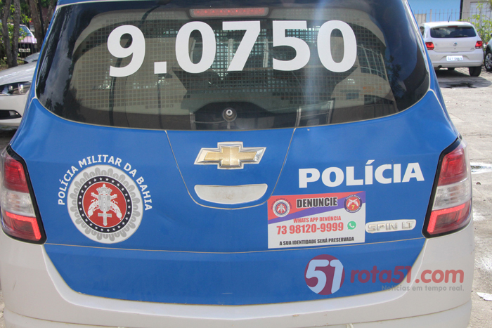 PM prende suspeito de roubo de moto, e ele vai para a quarentena da delegacia,