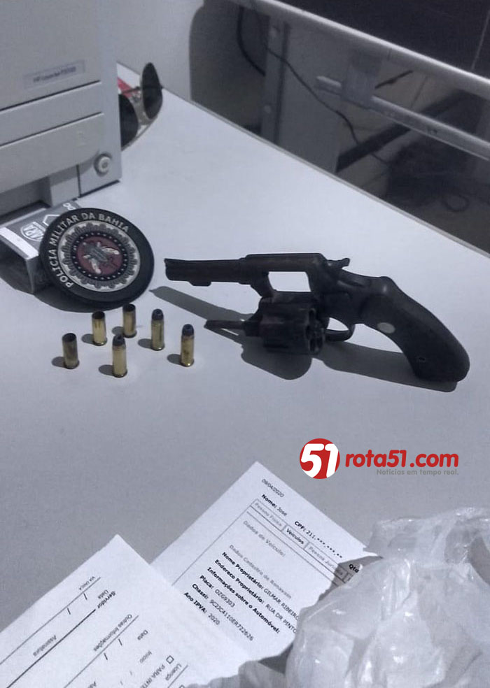 Homem armado foi preso, arma recuperada, menos uma arma nas ruas e mais um na cadeia.