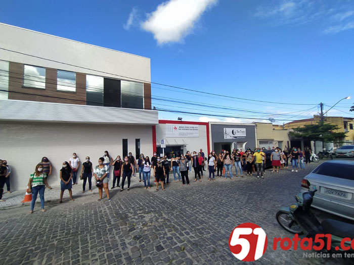 Professores seletivados fazem protesto em frente ao Ministério Público