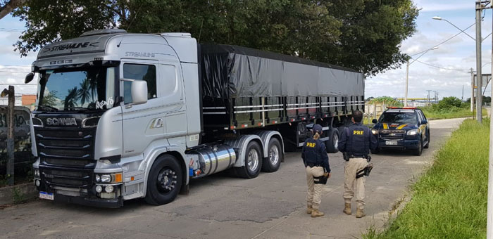 PRF apreende caminhão de madeira sem a licença necessária, a PRF faz isto e muito mais.