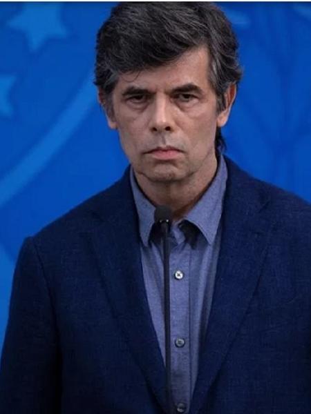 Depois de 1 mês, ministro da saúde renuncia e alega divergências com o presidente.