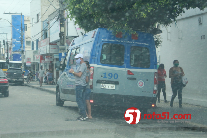 Em ação, PM apreende drogas, traficantes e uma moto roubada