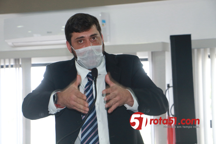 RAMOS FILHO, do lado dos professores, explica seu  ponto de vista.