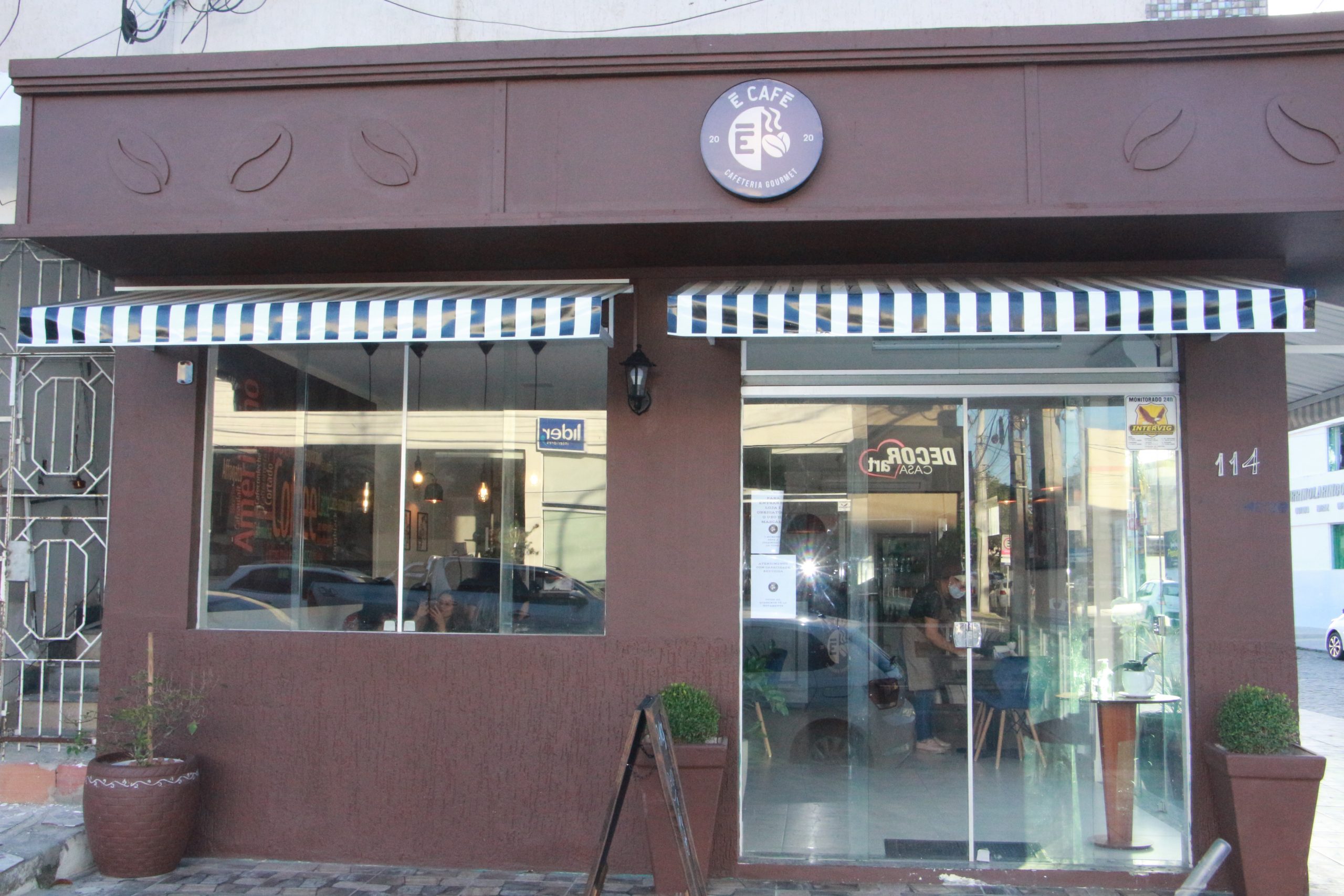 É CAFÉ, UMA BOUTIQUE, ONDE O CAFÉ, É CAFÉ DE VERDADE