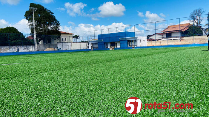 Prefeitura inicia instalação da grama sintética do Complexo Itamarzão