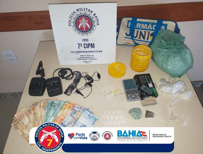 Traficante nervoso acabou grampeado com drogas, e comunicadores.