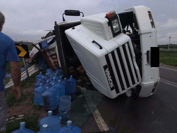Caminhão que transportava água mineral cai em barranco e motorista morre na hora.