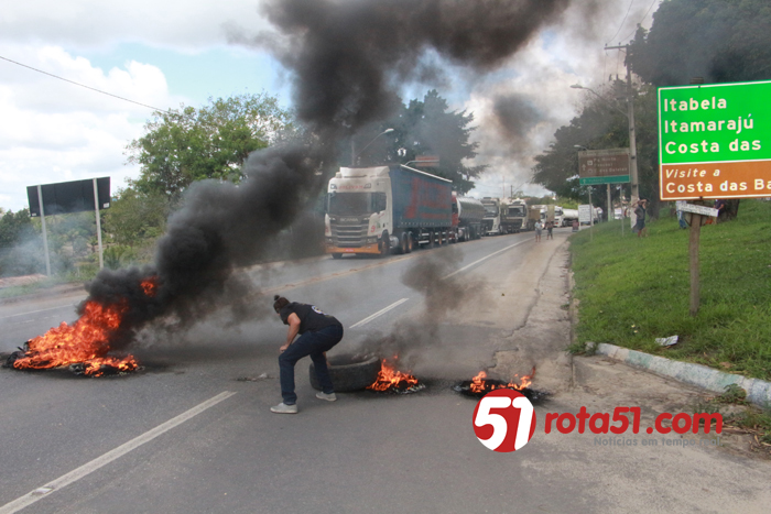 EUNÁPOLIS nesta 3ª feira 08/07, amanheceu sob protestos de professores seletivados.