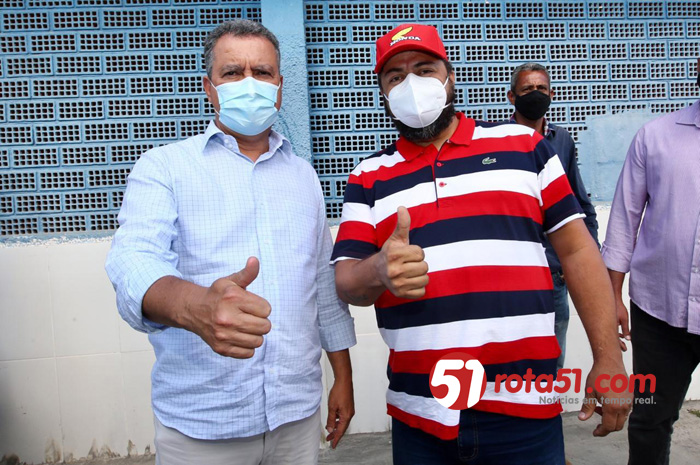 Pré candidato a prefeito pelo PT em Eunápolis, Isac da Katharina, recebe governador Rui Costa no aeroporto de Porto seguro.