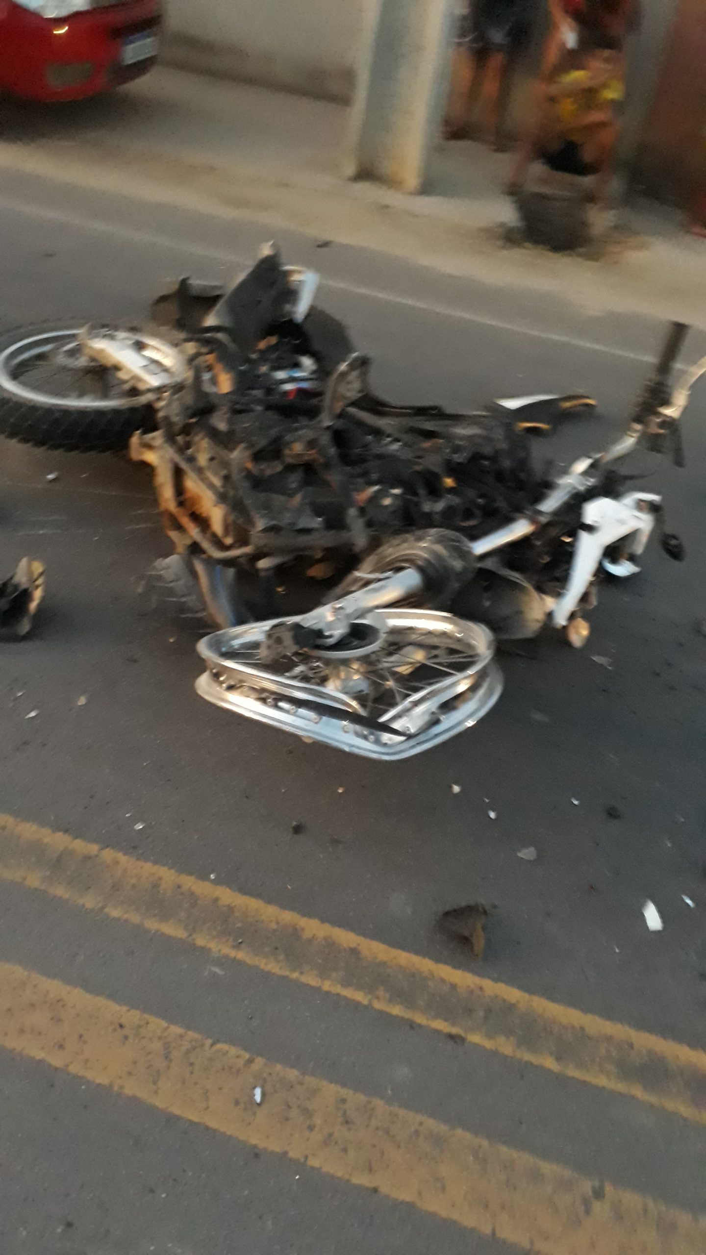 Tudo neste mundo merece respeito, principalmente moto e rodovia, tudo depende da vida.