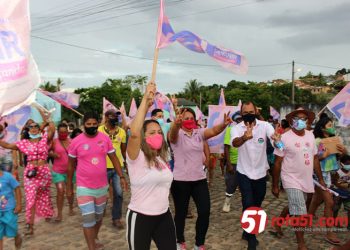 Centenas de pessoas acompanham Devanir em caminhada pelas ruas de Itagimirim