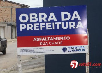 De acordo com as placas, Eunápolis vai ser praticamente toda asfaltada, vamos ver isto?