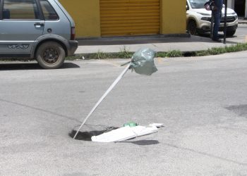 Um pau num buraco no centro da cidade serve de marco e sinalização.