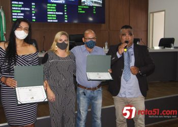 Ao se despedir do legislativo eunapolitano, o vereador Jota Batista concede e entrega dois Títulos de cidadania.