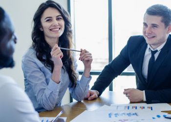 Você deve ter um romance no escritório? Aqui está o que os especialistas dizem