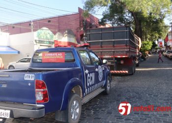 GCM é criticada por obrigar caminhoneiro respeitar sinalização de trânsito.