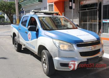 PM dá baculejo apreende drogas e leva traficante pra cadeia.