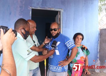 Equipe da rádio 104 FM, entrega doações a uma família extremamente carente.